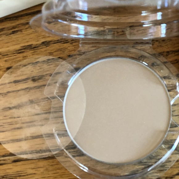 Stila illuminating powder foundation - Picture 6 of 11